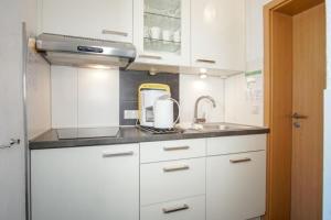 Kuchyň nebo kuchyňský kout v ubytování Strandhotel-Heiligenhafen-Wohnung-120-Wellenreiter-Typ-II