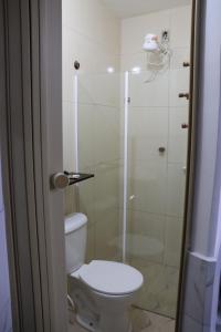 een badkamer met een toilet en een douche bij Suítes Mar de Maragogi in Maragogi