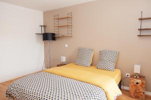 1 dormitorio con 1 cama con 2 almohadas en Appart Chic & Elégant-Métro 7 Leo-Lagrange+Parking, en Villejuif