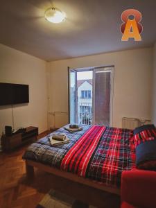 - une chambre avec un lit et une fenêtre dans l'établissement Apartman 8, à Valjevo