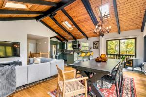 Khu vực ghế ngồi tại Woodpecker House - Mountain retreat with hot tub - 10 min to skiing in Hunter & Windham