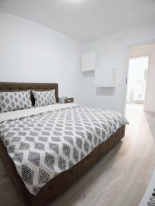 Ένα ή περισσότερα κρεβάτια σε δωμάτιο στο Apartament Ghencea Residence 158 Floor 7