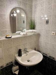 a bathroom with a sink and a mirror at +Idyllisches Apartement nahe der Ostsee+ in Biendorf