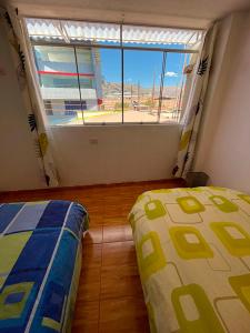 1 dormitorio con cama y ventana grande en Casa de Ana B&B en Huaraz