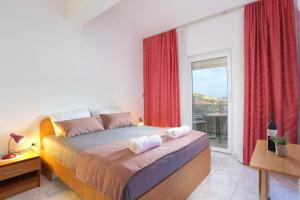 1 dormitorio con 1 cama con cortinas rojas y ventana en Twin Room Marina 5953a, en Marina