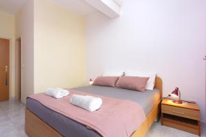 1 dormitorio con 1 cama y 2 toallas blancas en Twin Room Marina 5953a, en Marina