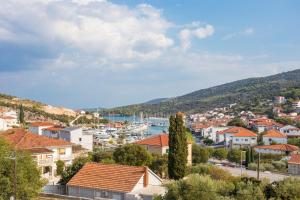 Blick auf eine Stadt mit Hafen in der Unterkunft Twin Room Marina 5953a in Marina