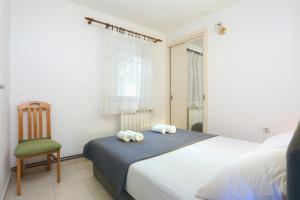 - une chambre avec un lit, une chaise et deux serviettes dans l'établissement Apartment Marina 5953b, à Marina
