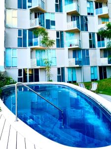 una gran piscina frente a un edificio en Único Apartamento en Nuevo y Moderno Condominio, en San José