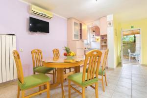 - une cuisine et une salle à manger avec une table et des chaises dans l'établissement Apartment Marina 5953b, à Marina