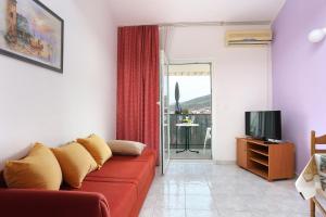 - un salon avec un canapé rouge et une télévision dans l'établissement Apartment Marina 5953c, à Marina