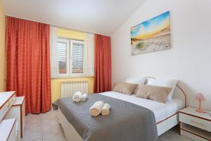 - une chambre avec un lit et 2 serviettes dans l'établissement Apartment Marina 5953c, à Marina