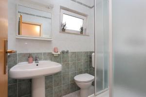 Un baño con lavabo e inodoro en Apartment Marina 5953c, en Marina 18 fotos más