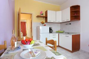- une cuisine avec une table et un bol de fruits dans l'établissement Apartment Marina 5953c, à Marina