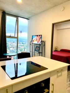 a living room with a tv in a room at Único Apartamento en Nuevo y Moderno Condominio in San José