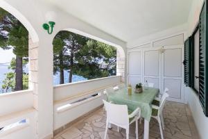 comedor con mesa y sillas y ventana grande en Apartments by the sea Zivogosce - Porat, Makarska - 6899, en Igrane