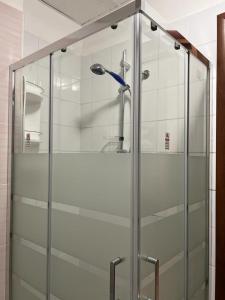 um chuveiro com uma porta de vidro na casa de banho em Hotel principe em Roma