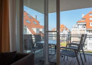 balkon ze stołem i krzesłami w obiekcie Strandpark-Grossenbrode-Haus-Sonnenschein-Wohnung-23-Stoertebecker w mieście Großenbrode