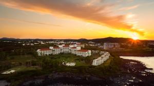 een luchtzicht op een resort bij zonsondergang bij Sono Calm Jeju in Seogwipo +49 foto's