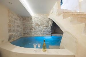 The swimming pool at or close to Suite Le Grotte