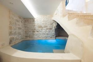 The swimming pool at or close to Suite Le Grotte