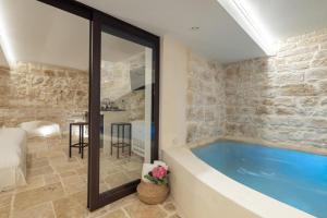 The swimming pool at or close to Suite Le Grotte