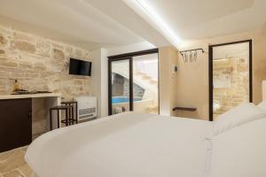 A bed or beds in a room at Suite Le Grotte