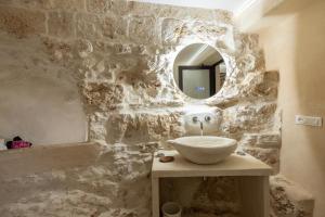 A bathroom at Suite Le Grotte