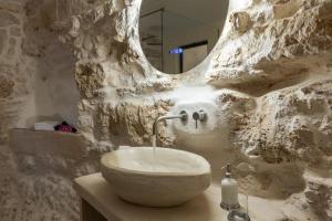A bathroom at Suite Le Grotte