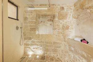 A bathroom at Suite Le Grotte