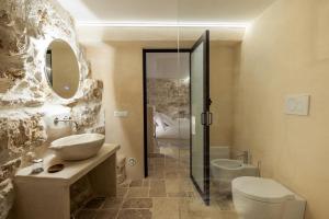 A bathroom at Suite Le Grotte