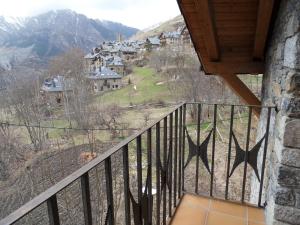 een balkon met uitzicht op een dorp op een heuvel bij Pensió i Apartaments la Bordeta in Taull