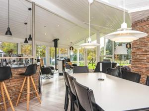 Restaurace v ubytování Luxury Spa Retreat in Arrild - By Traum Ferienwohnungen