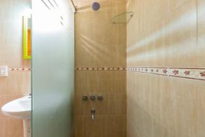 ein Bad mit einer Dusche und einem Waschbecken in der Unterkunft Sol Mendocino in Mendoza