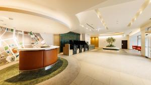 an office lobby with a bar in the middle at JR-East Hotel Mets Omori in Tokyo