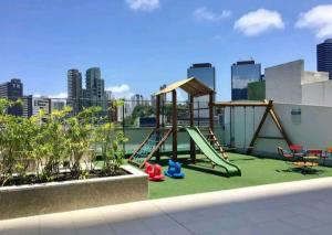 um parque infantil no telhado de um edifício em Apartamento Estilo Prime em Salvador