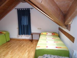 Tempat tidur dalam kamar di Pensió i Apartaments la Bordeta