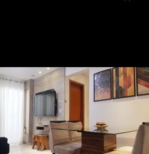 Μια τηλεόραση ή/και κέντρο ψυχαγωγίας στο Apartamento 01 dorm canto do forte/PG 700mts mar.