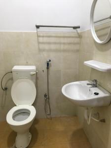 La salle de bains est pourvue de toilettes et d'un lavabo. dans l'établissement D'Indah59 KLIA Homestay, à Sepang