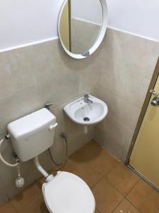 D'Indah59 KLIA Homestay في سيبانغ: حمام مع مرحاض ومغسلة ومرآة