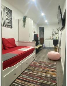 1 dormitorio con cama con visor rojo en Tiny place w private hot jacuzzi 7 min to Miami international airport en Miami