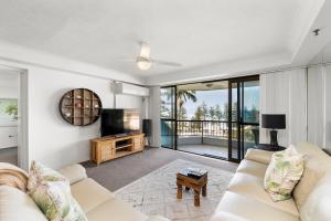 ein Wohnzimmer mit Sofa und Fernseher in der Unterkunft Gemini Court Holiday Apartments in Gold Coast