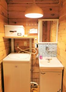 Habitación con baño con nevera y lavabo. en 【那須高原の自然に囲まれたログハウス1棟貸し】ファミリー利用、大人数での利用、パーティも大歓迎！, en Nasu-yumoto