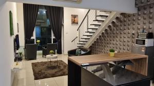 吉隆坡的住宿－Premium 5STAR Resort Suite Mid Valley KL Sunway by Stayz Suites with Shopping Complex，一间带楼梯的客厅和一间厨房