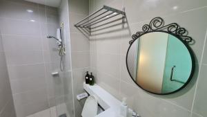 baño con espejo y lavabo en Premium 5STAR Resort Suite Mid Valley KL Sunway by Stayz Suites with Shopping Complex, en Kuala Lumpur