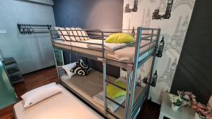 a couple of bunk beds in a room at Premium 5STAR Resort Suite Mid Valley KL Sunway by Stayz Suites with Shopping Complex in Kuala Lumpur