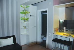 ein Bad mit einem Waschbecken und einem WC in einem Zimmer in der Unterkunft Chanovi apartments in Ohrid