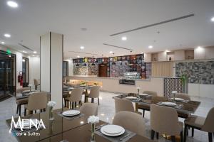 een eetkamer met tafels en stoelen in een restaurant bij Mena East Suites Dammam in Dammam