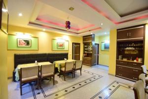 a restaurant with a dining room with tables and chairs at Goroomgo Marc Shimla Near Mall Road - Luxury Room - Excellent Service - Ample Parking - Best Hotel in Shimla in Shimla