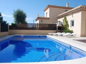 una piscina frente a una casa en Villa L'Ametlla de Mar, 5 pièces, 8 personnes - HISP-217-30, en L'Ametlla de Mar